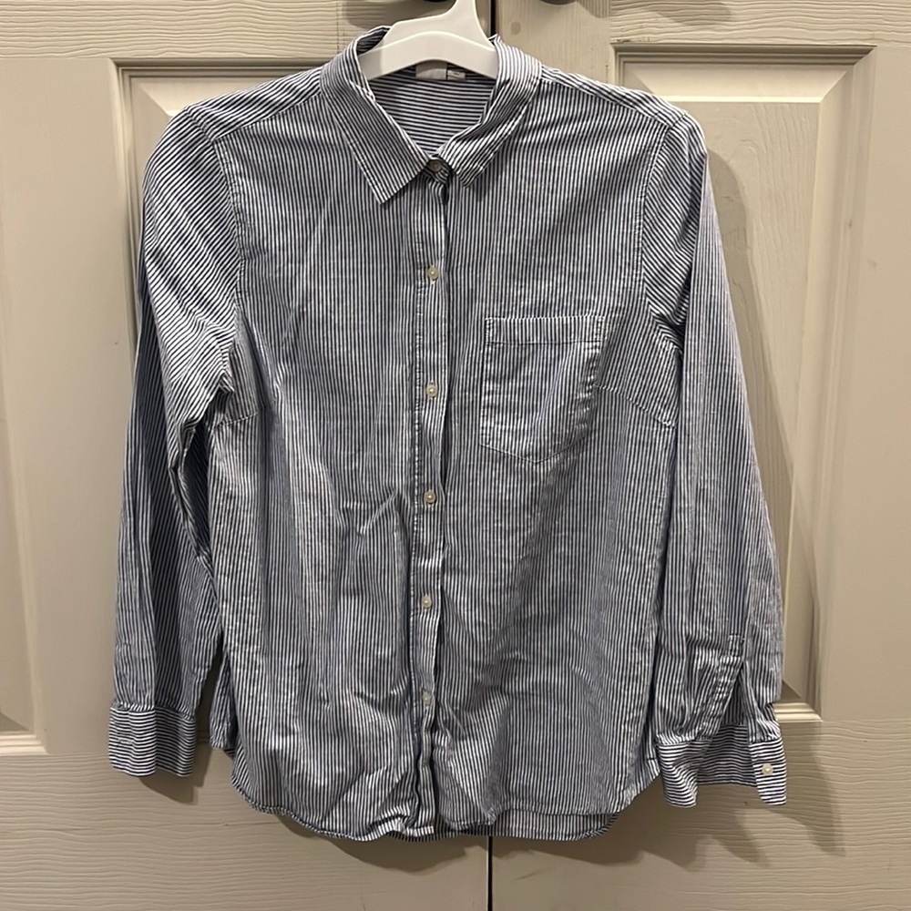 Gap blue and white pin stripe shirt